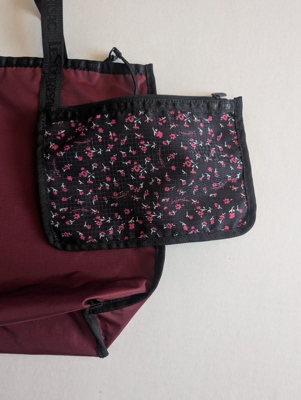 Lesportsac Burgundy Nylon Tote W/Pouch - Picture 2 of 4